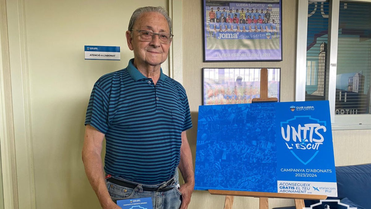 Llorenç Calzada, socio número 2 del Lleida, renovando su carnet.