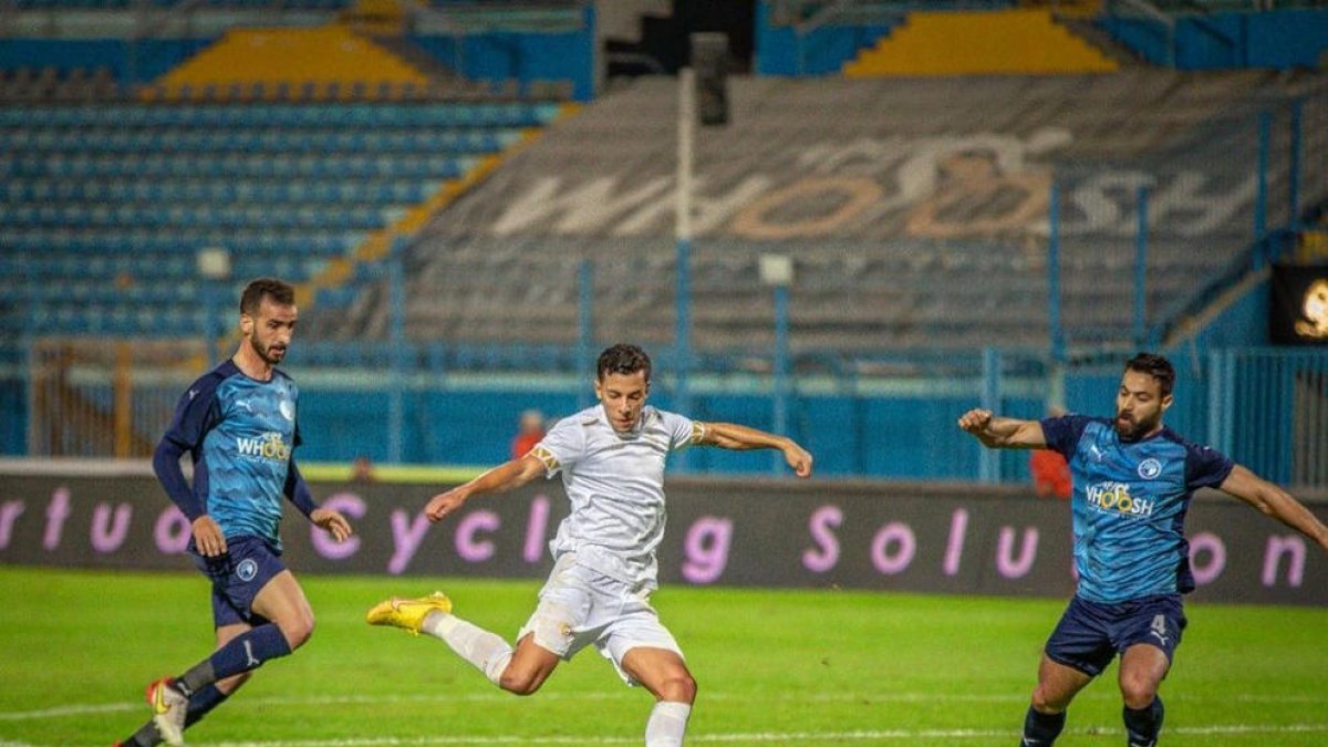 Belhadji, con el balón, con la camiseta del Aswuan, con quien ha anotado dos goles en ocho partidos.