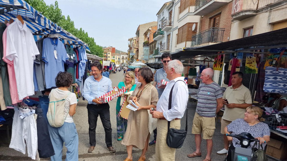 Els candidats van visitar ahir el mercat setmanal de Ponts.