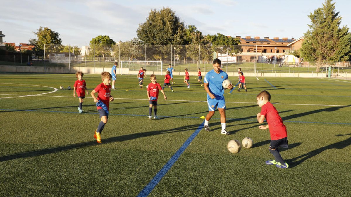 Un grup de nens entrenant-se ahir en la primera sessió del Barça Academy a Torrefarrera.