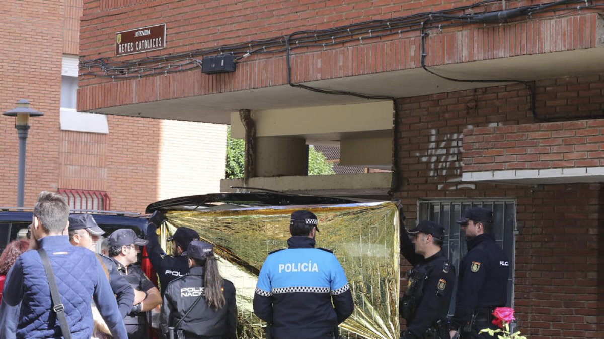 La policia, al domicili de Palència on va ser assassinada una de les víctimes.