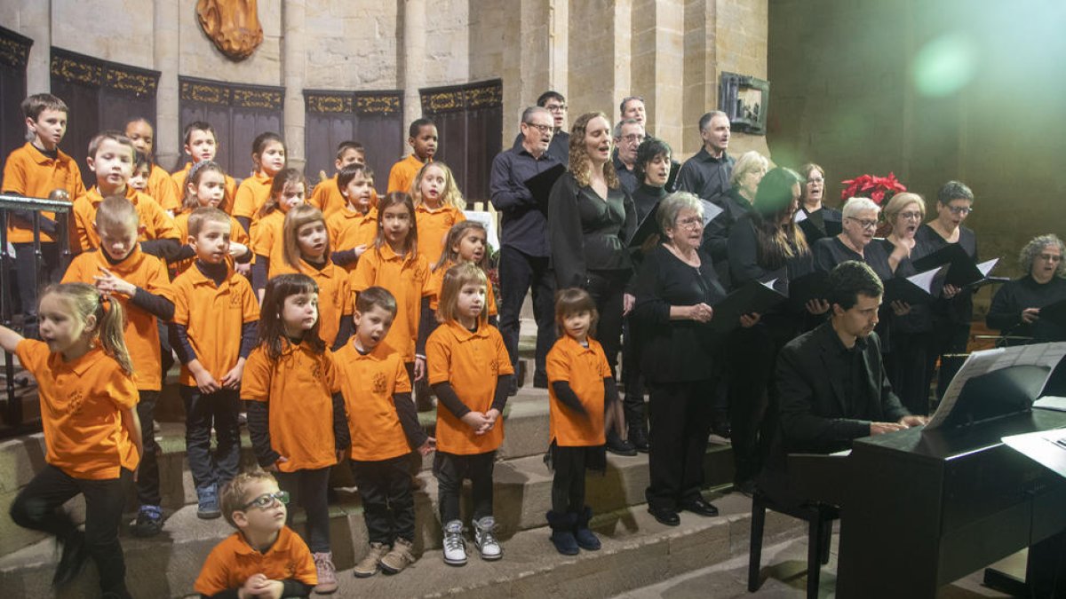 Agramunt. El tradicional concierto de Sant Esteve de las corales d’Avui e infantil Bon Cant de Agramunt llenó ayer al mediodía la iglesia de Santa Maria. 