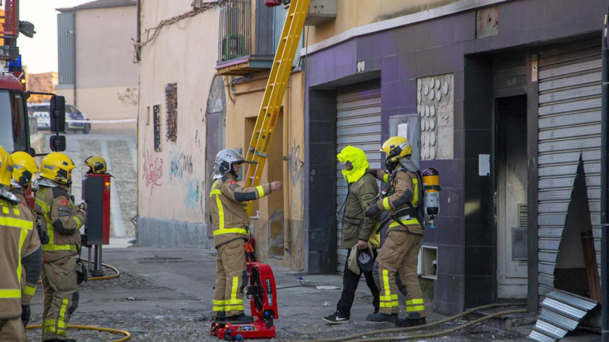 Amplio despliegue de servicios de emergencias por el incendio en un edificio de la calle Sant Andreu. 