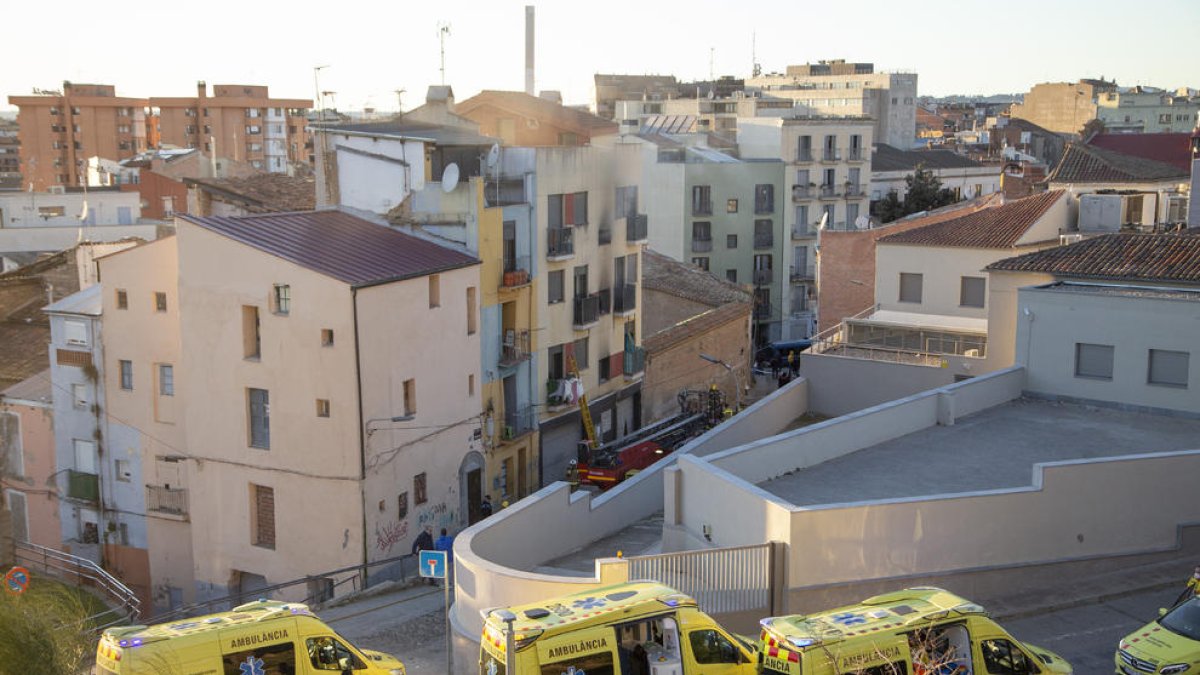 Serveis d'emergències desplegats per l'incendi en un edifici del carrer Sant Andreu.