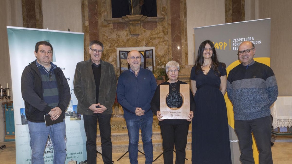 La entidad galardonada con los responsables del premio.