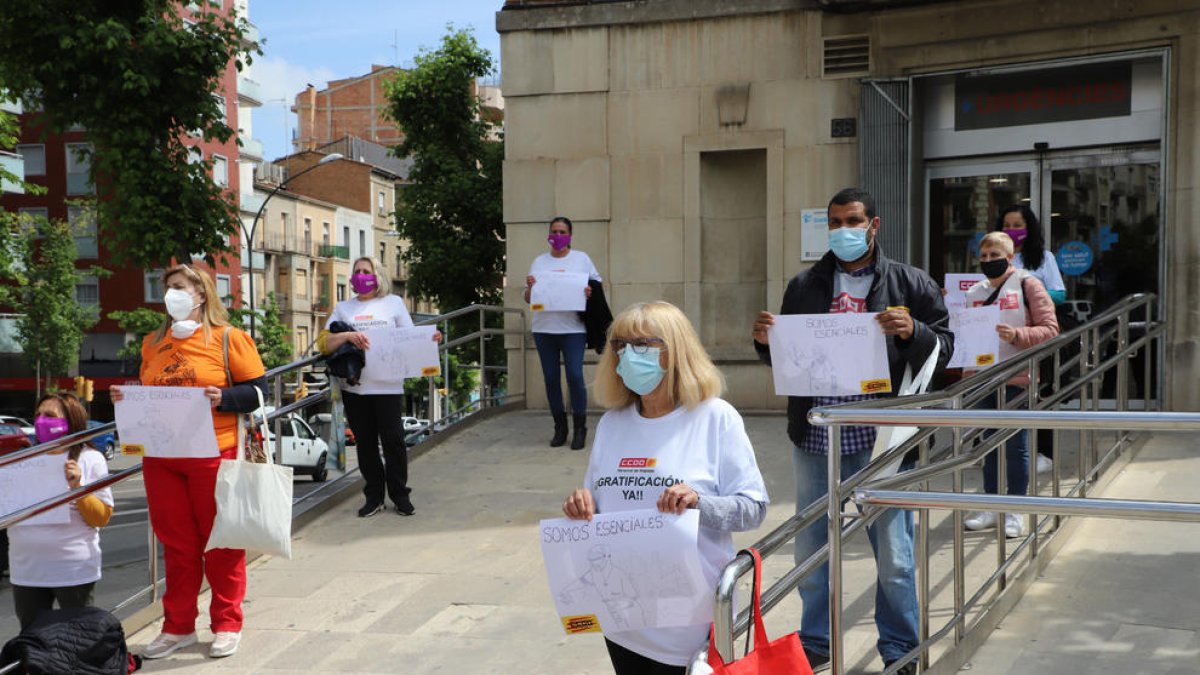 Protesta de empleados de limpieza pidiendo la paga extra en 2021.