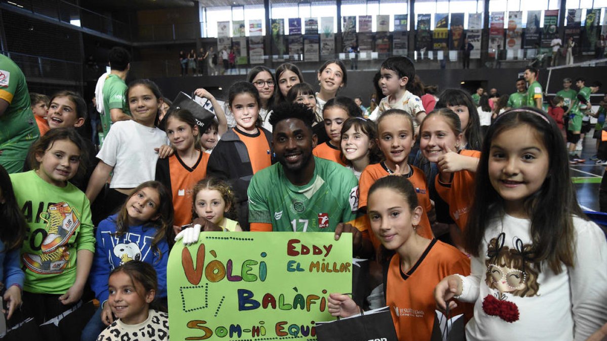 El jugador ‘Eddy’ Herrera posa con los aficionados más pequeños del Rodi Balàfia Vòlei.