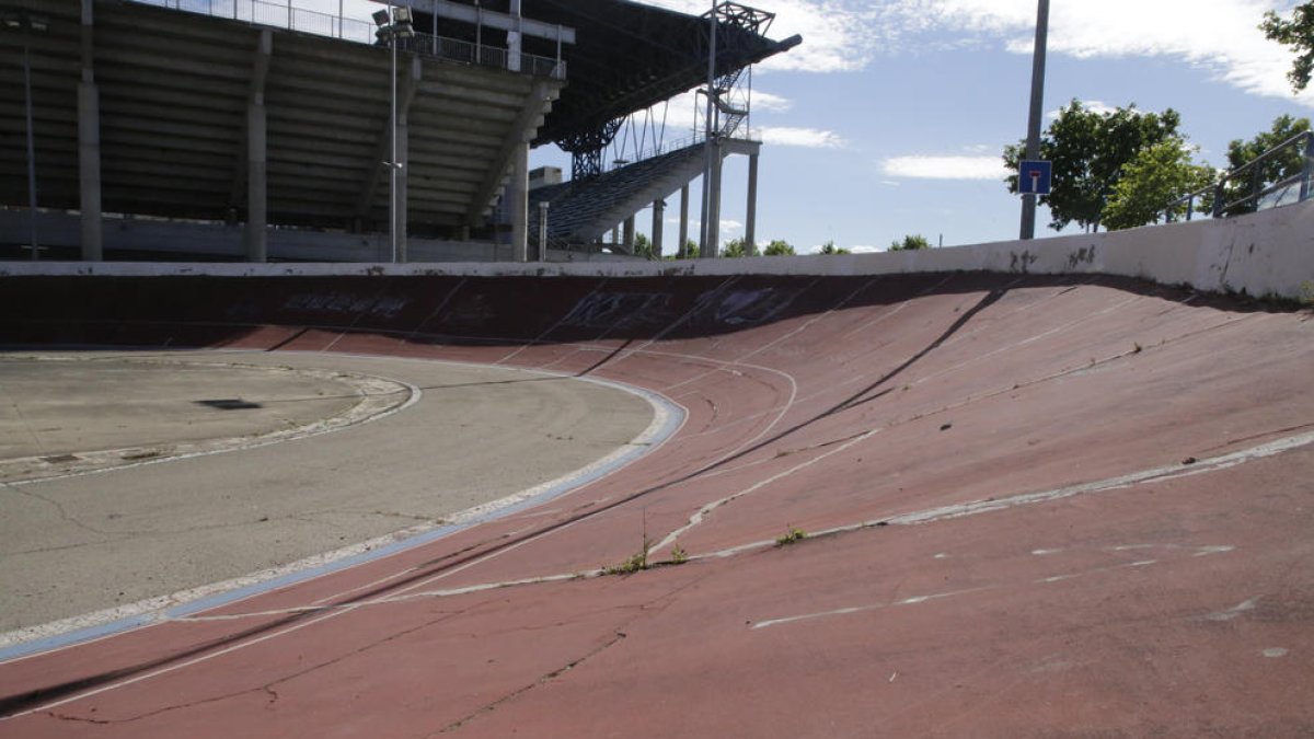 Detall de l’estat de deteriorament en el qual es troba la pista del velòdrom.