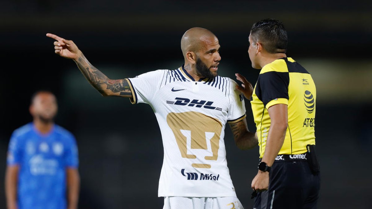 Dani Alves, durante un partido con el Pumas mexicano, que le ha rescindido el contrato por este caso.