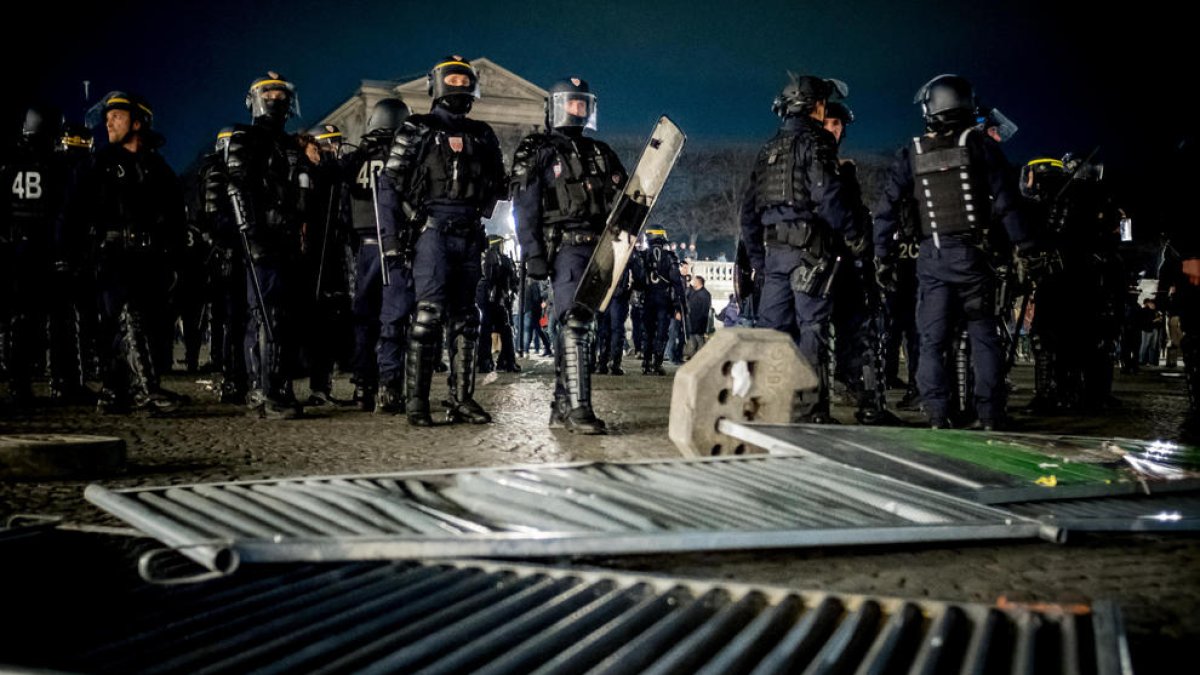 Policías antidisturbios durante las protestas del viernes en París.