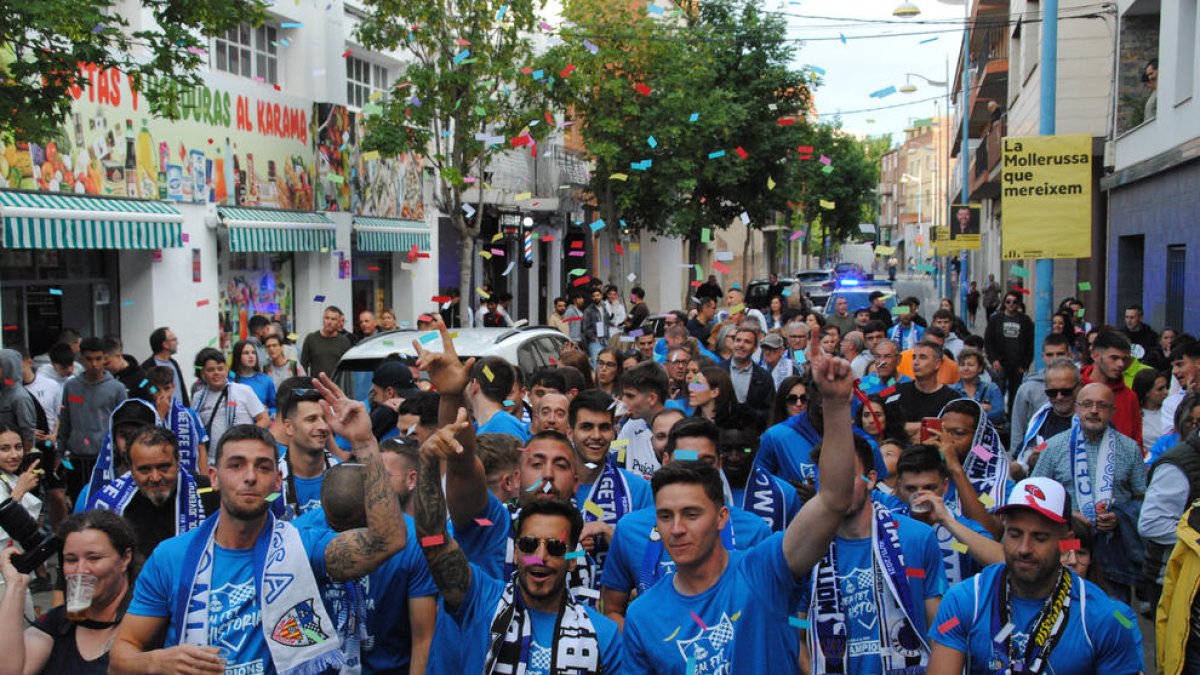 Jugadors i afició del Mollerussa a les portes de l’ajuntament, liderats pels càntics del capità Salvador Tàpies, ‘Kiko’, que va acabar mantejat.