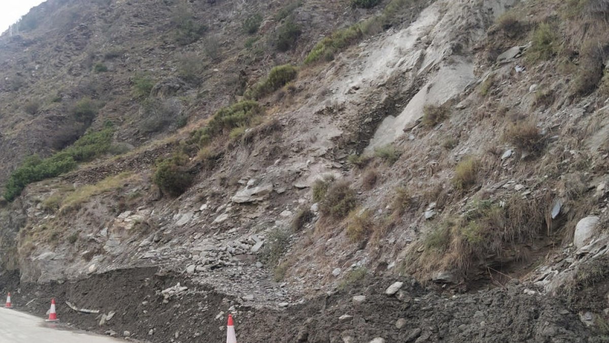 La carretera C-147 a Alt Àneu va quedar reoberta dijous després del despreniment de roques.