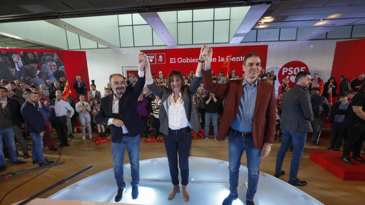 Sánchez, con Lambán y la candidata socialista a la alcaldía.