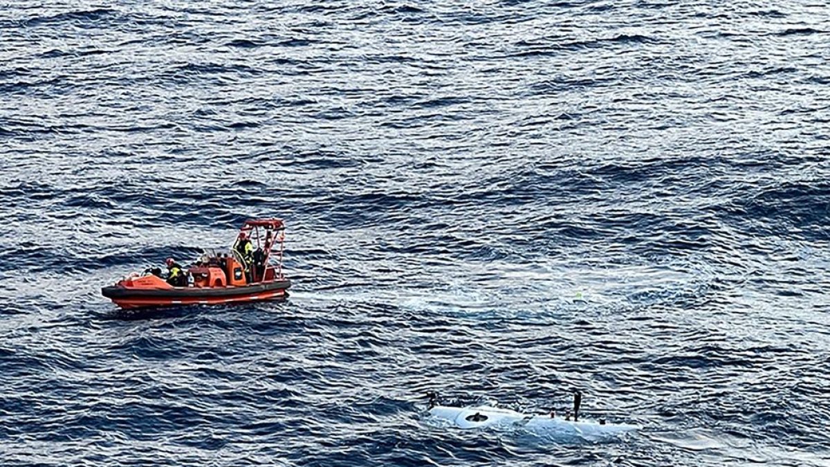 Foto d'arxiu publicada per OceanGate Expeditions mostra el submergible 'Titan' visitant el lloc del naufragi del 'Titanic'.