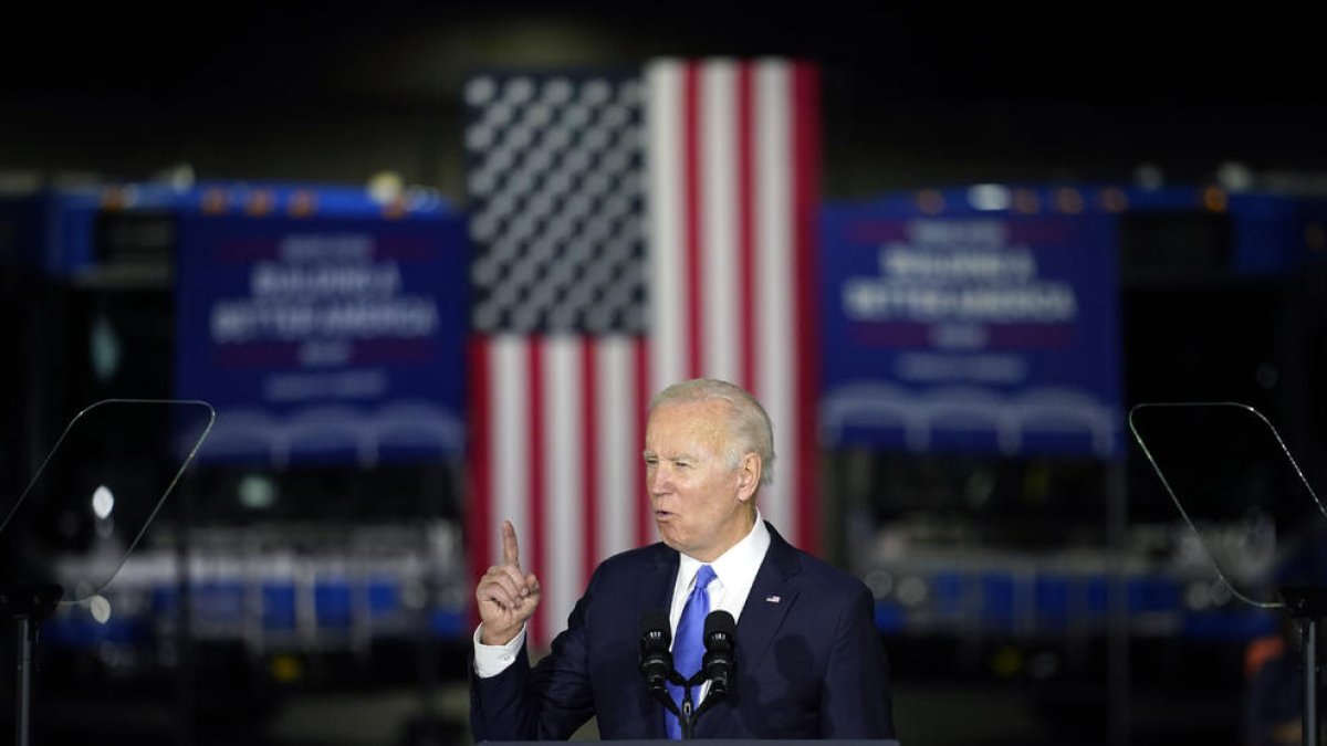 Joe Biden inicia la segunda parte de su mandato con una popularidad del 42% en su país.