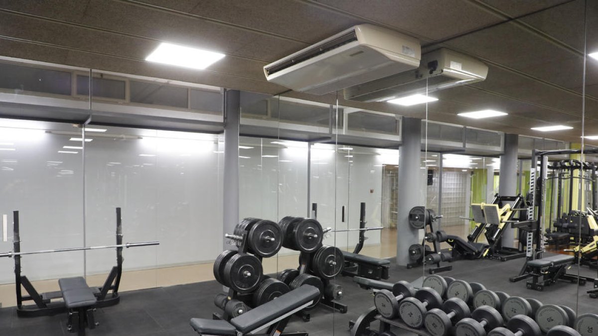 Una vista del gimnasio del Sícoris con el aire acondicionado que dispara el consumo eléctrico.