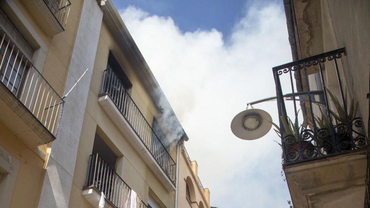 Los Bomberos ayer tras el incendio en la calle Major en Tàrrega. 