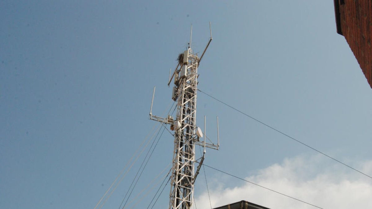 Imagen de archivo de una antena telefónica en Mollerussa. 