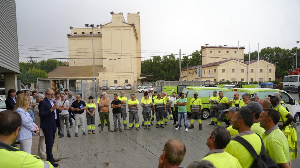 Larrosa, dirigiéndose ayer a trabajadores de la concesionaria de limpieza Ilnet.