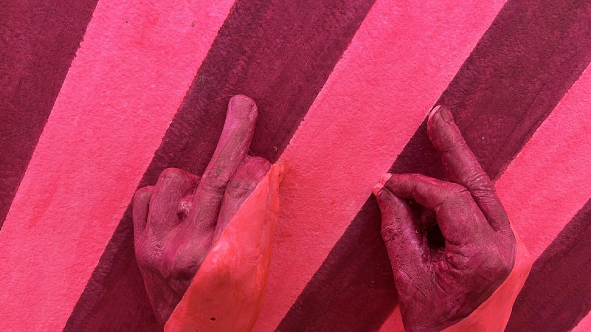 Trenta artistes exposen a Miralcamp una mostra provocativa i transgressora amb el color rosa com a protagonista