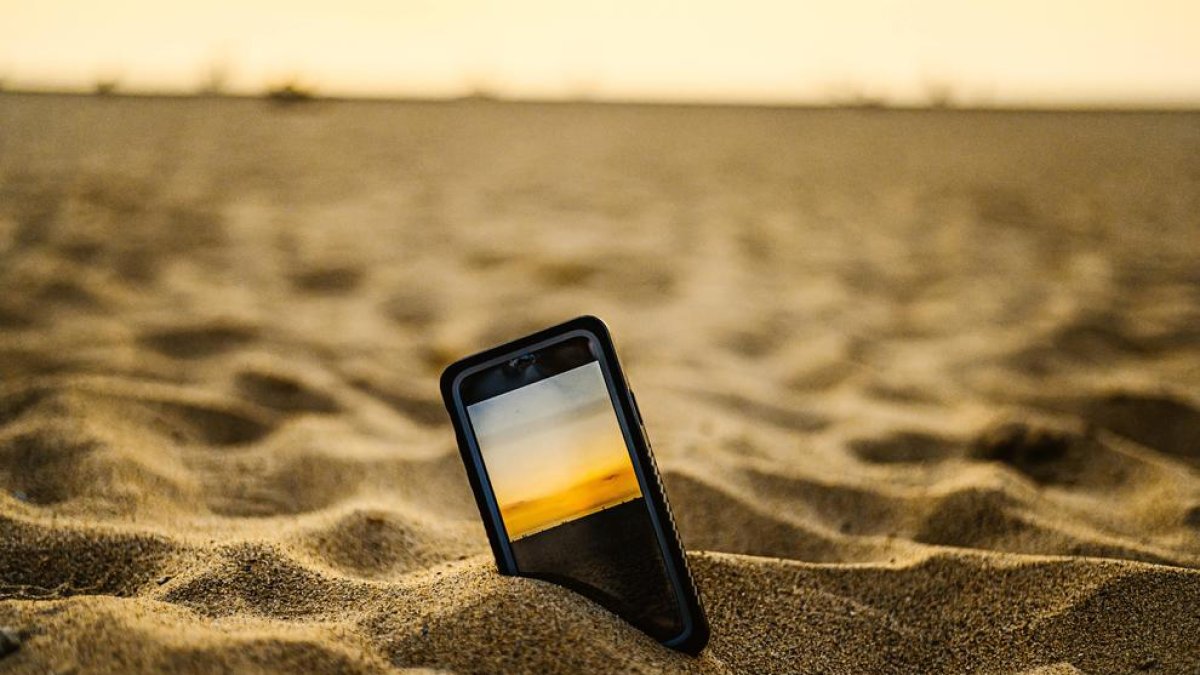 La arena de la playa o la exposición al sol son causantes de muchas averías de teléfonos.