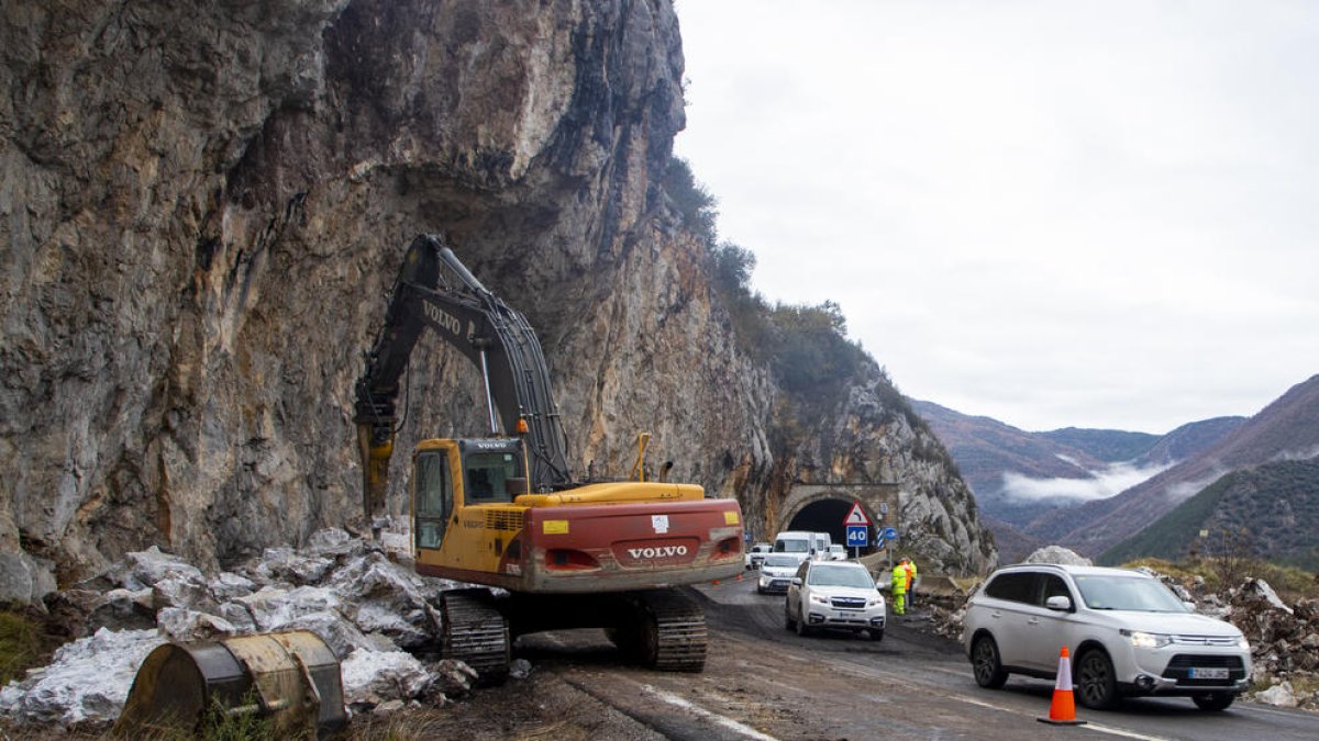 Obras en la N-230 el pasado día 13 tras el alud de rocas que cortó la carretera a su paso por Escales. 