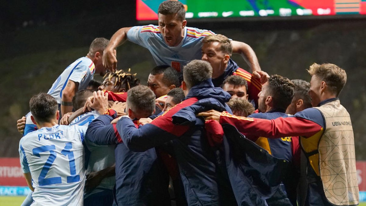 Los jugadores españoles, celebrando su clasificación para la final a cuatro de la Nations League.