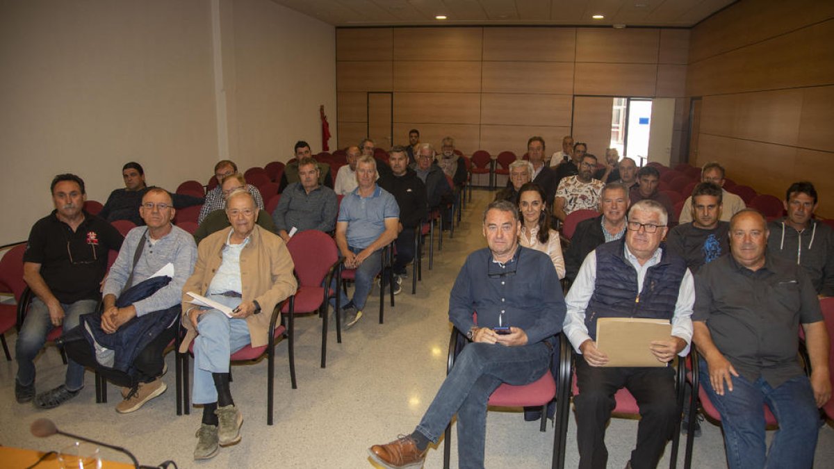 La asamblea de regantes del canal Segarra-Garrigues celebrada ayer en Tàrrega.