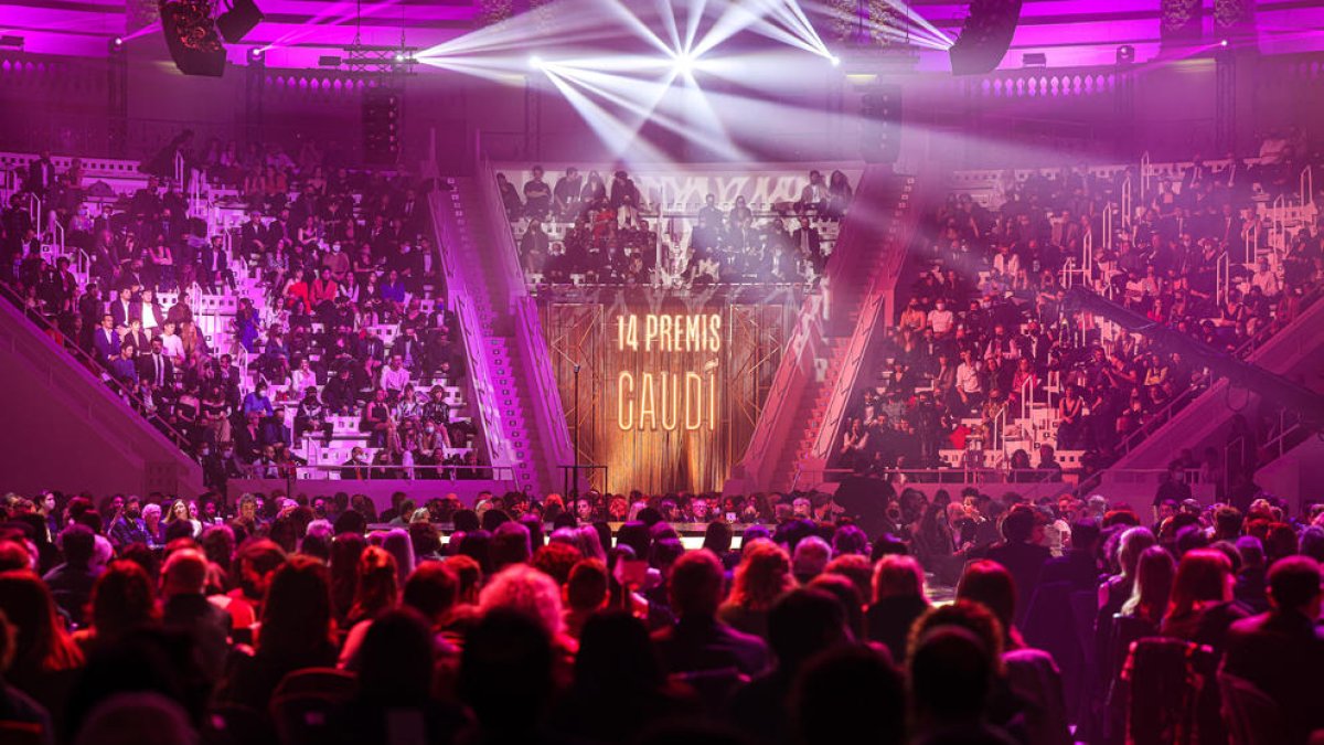 Un moment de la gala dels Premis Gaudí 2022 a la sala Oval del MNAC.