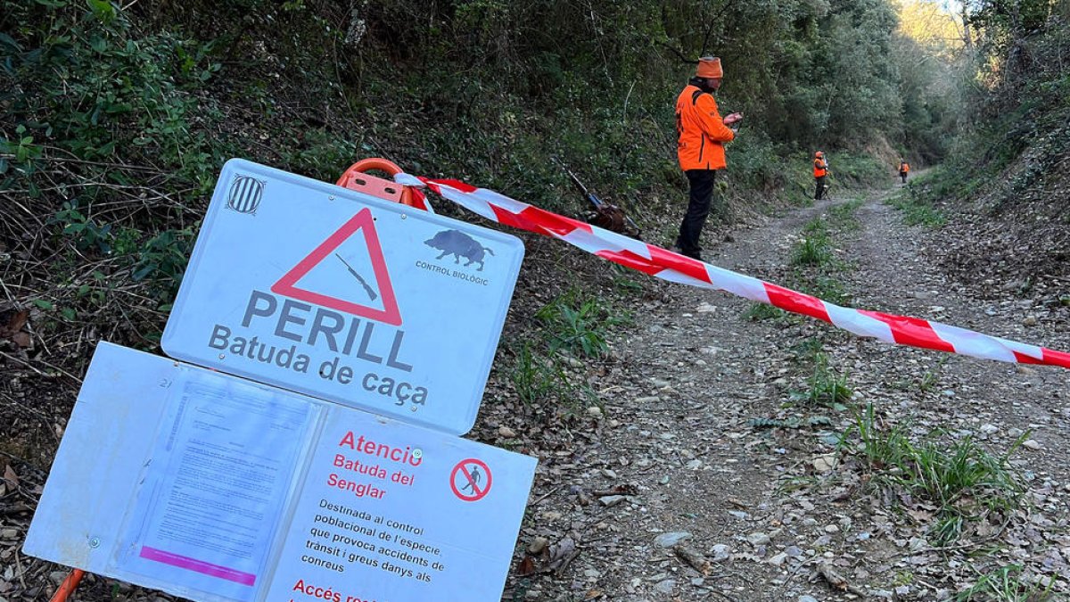 Una señal alerta de peligro por una batida de caza.