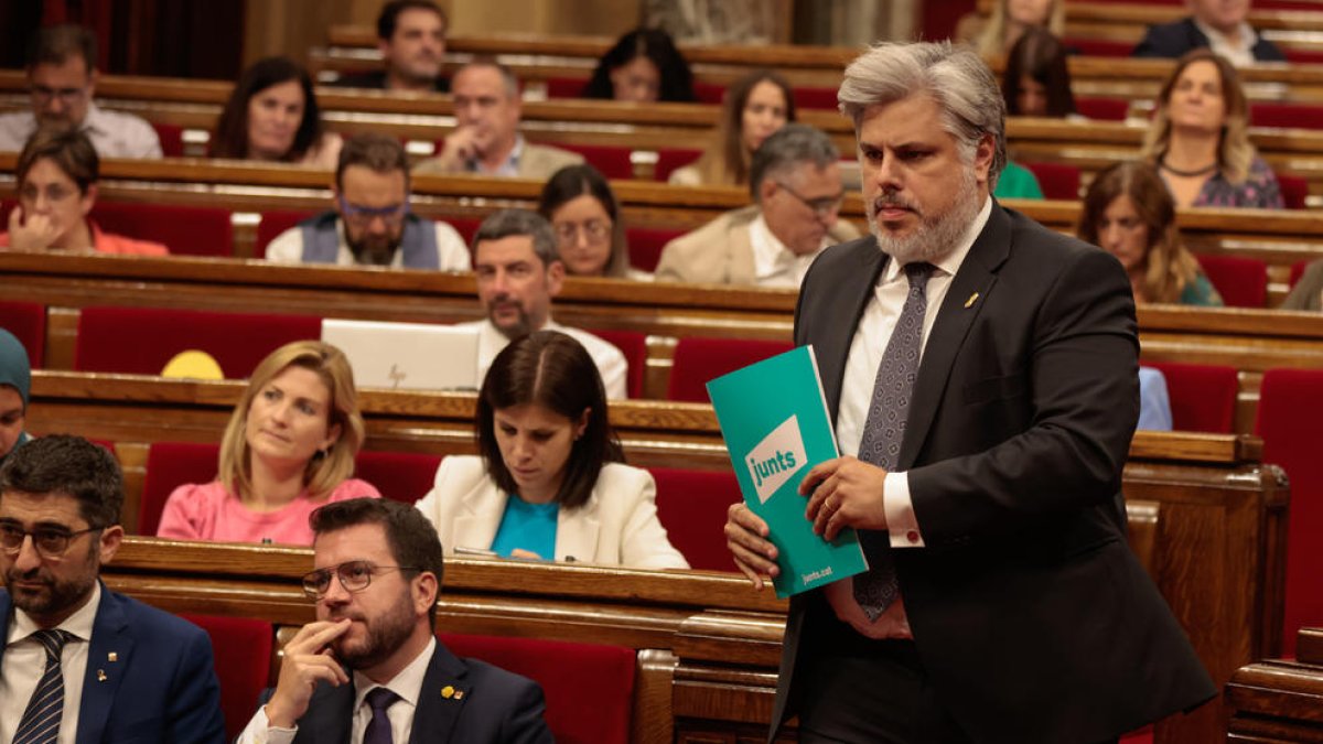 Albert Batet pasa junto a Pere Aragonès en el Parlament.