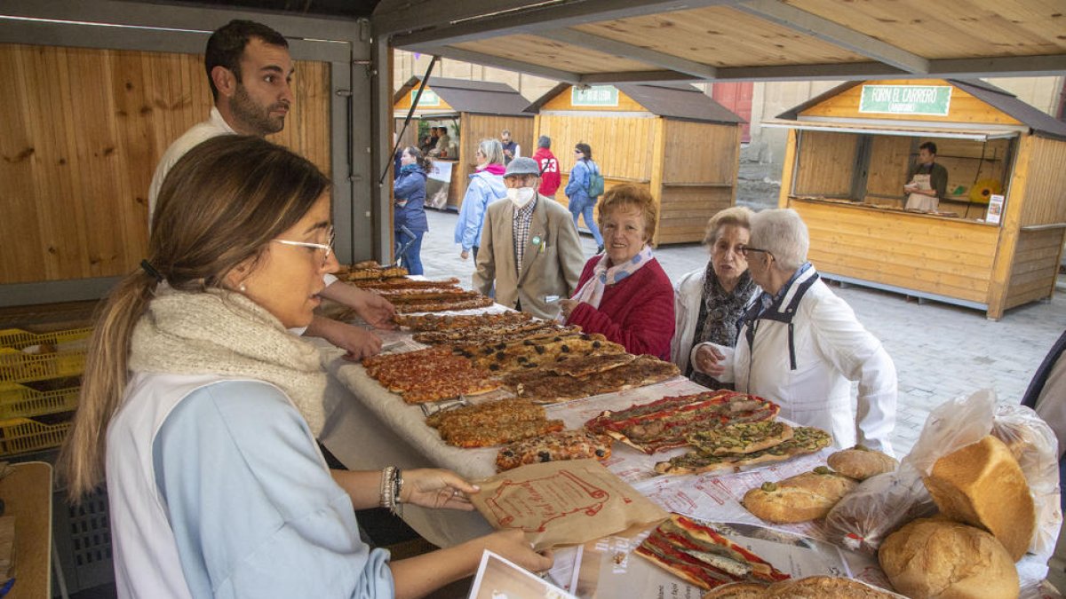 Uno de los obradores de pan en la feria de Cervera.