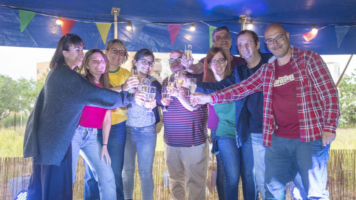 Impulsores y organizadores del Paupaterres brindaron ayer para celebrar los 25 años de trayectoria.