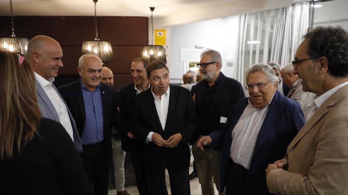 Imatge de l’arribada del ministre Planas al restaurant de Lleida on va protagonitzar un debat.