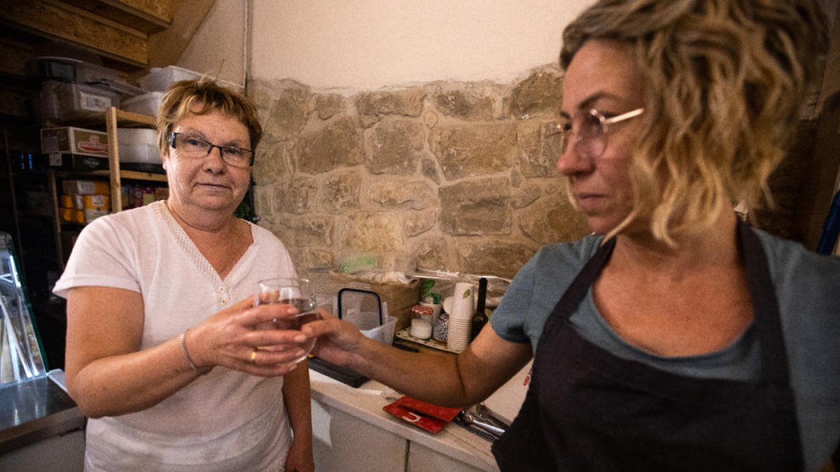 Vecinas de Els Omellons bebiendo agua del grifo tras quedar restablecido ayer el servicio.