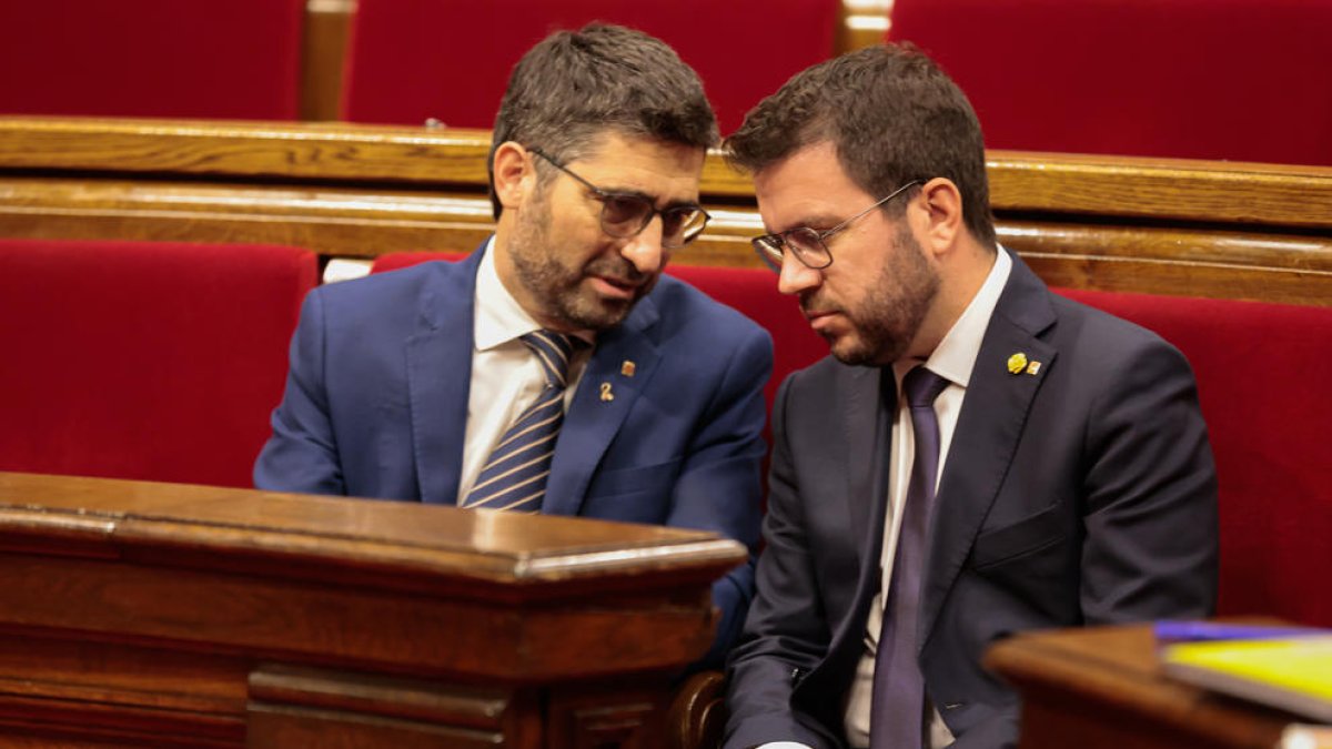 El president de la Generalitat, Pere Aragonès, i  Jordi Puigneró, cessat com a vicepresident.