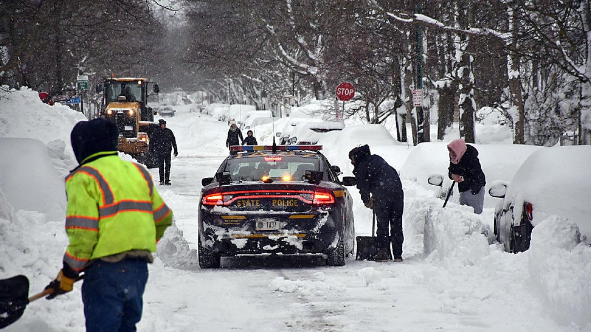 El Ejército está ayudando a despejar de nuieve las carreteras en el Estado de Nueva York.