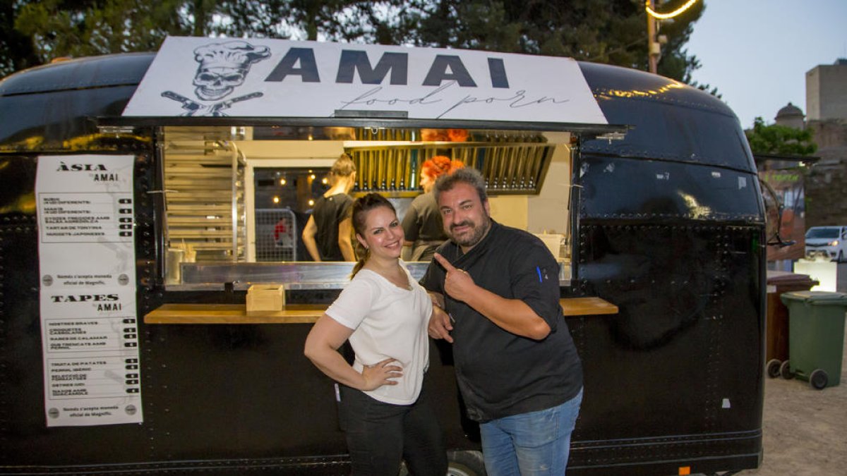 El cocinero, David Molina, y su pareja, Anaís, también parte del proyecto, ante el ‘food truck’.