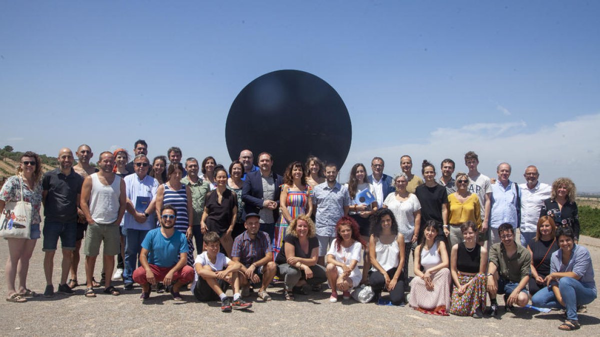 Responsables de FiraTàrrega y autoridades, ayer en la presentación de la nueva edición junto a diversos artistas y patrocinadores.