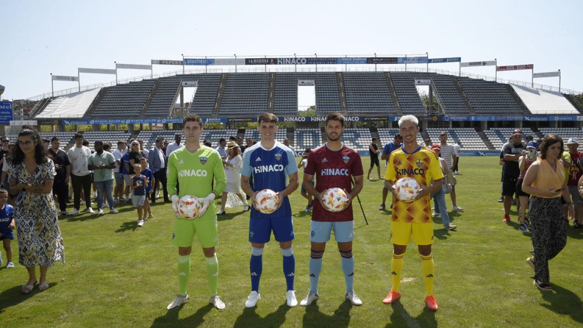 Iñaki Álvarez, Toni Vicente, Roger Figueras y Sergio Montero, con las nuevas equipaciones.