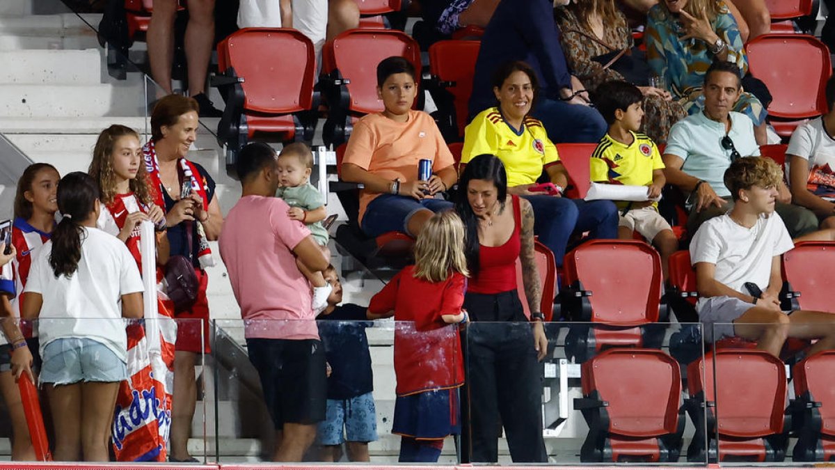 Jenni Hermoso conversa amb una nena ahir durant el partit femení Atlètic de Madrid-Milan.