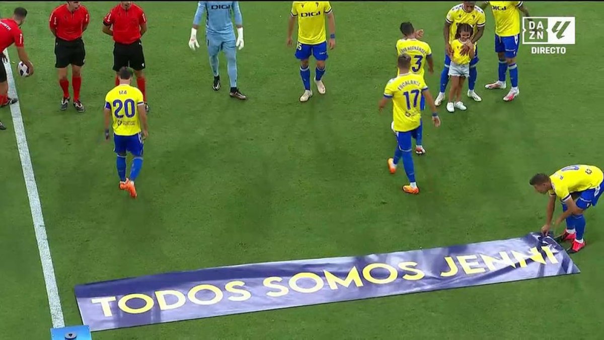 El Cádiz y el Sevilla, con Jenni Hermoso. El Cádiz mostró una pancarta de apoyo y en el Sevilla-Girona los jugadores se pusieron unas camisetas en las que se leía '#SeAcabó' y Olga Carmona fue homenajeada.