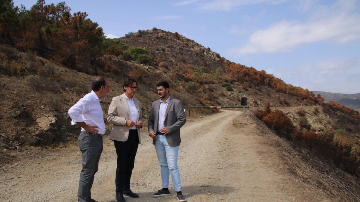 Salvador Illa, al centre, va visitar ahir les zones arrasades per l’incendi de Portbou a l’agost.