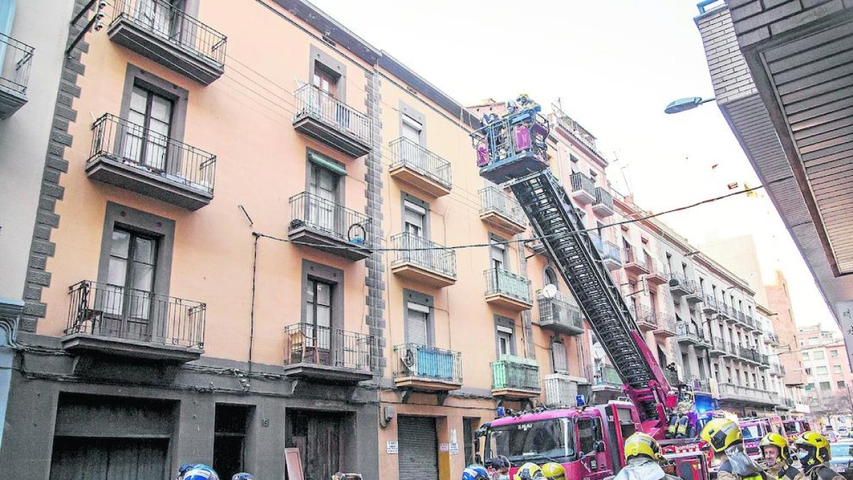 Efectius d’emergències a Sant Ruf l’any passat després d’un incendi en un bloc.