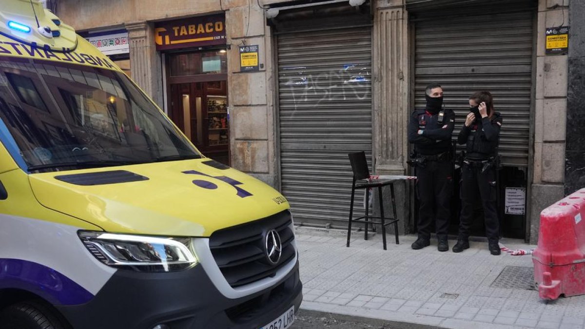 La Ertzaintza custodia el bar de Bilbao en el que ha aparecido muerta una mujer y en el que ha sido arrestado el supuesto autor de los hechos