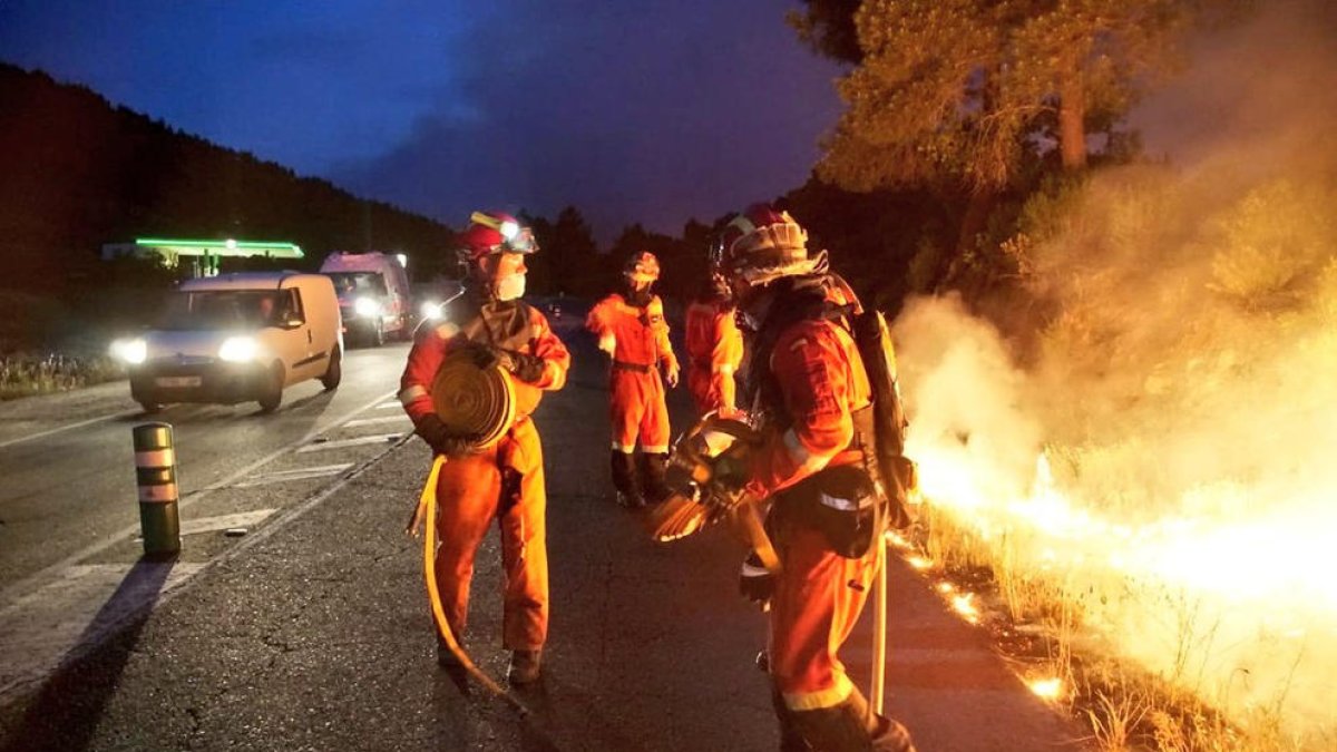 Efectivos de la UME luchando de madrugada contra el incendio que arde en Cáceres.