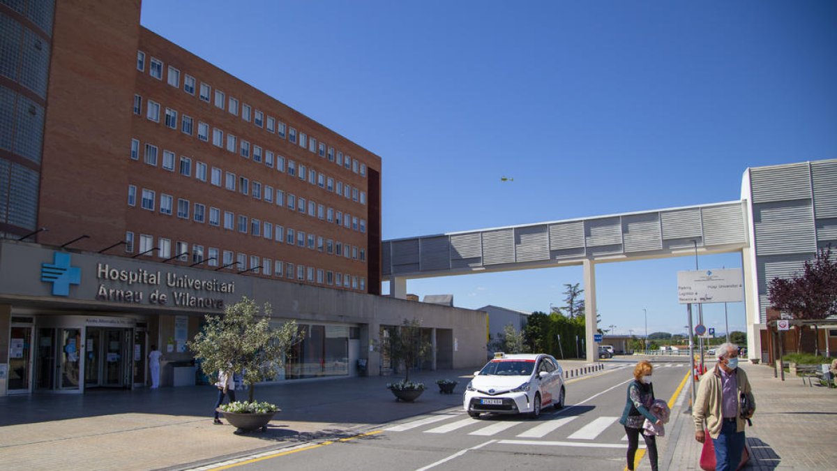 Exterior de l’hospital Arnau de Vilanova, al costat del polivalent.