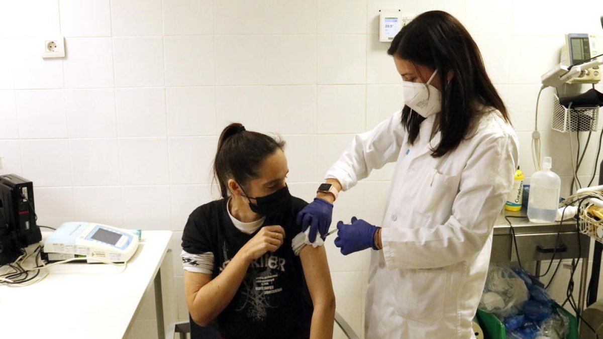 Una dona es vacuna contra la covid-19 i la grip al CAP Primer de Maig de Lleida