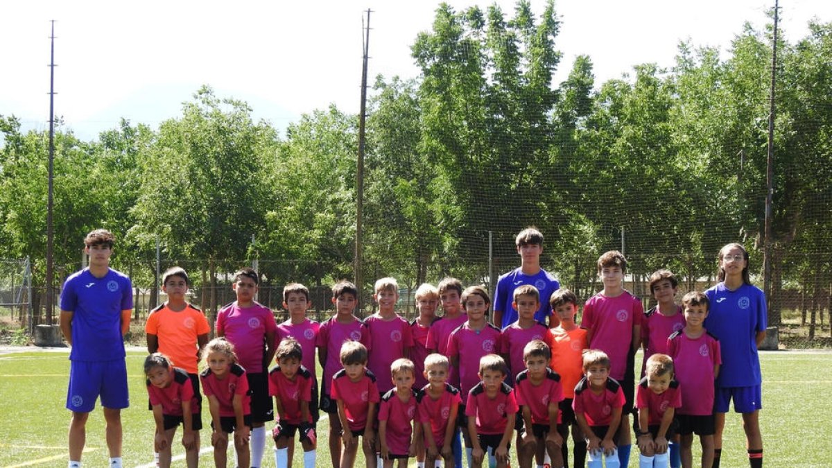 Uno de los grupos de niños del campus junto a sus técnicos.