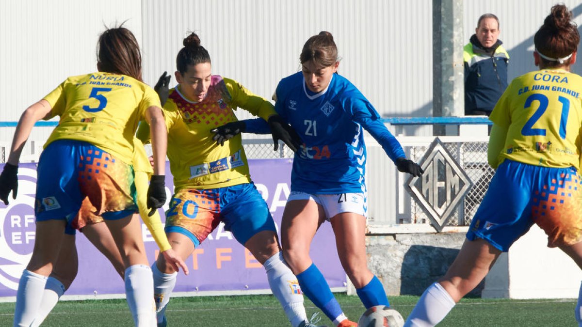 Les jugadores de l’AEM celebren el gol de Cris García, que sentenciava el partit a pocs minuts del final.